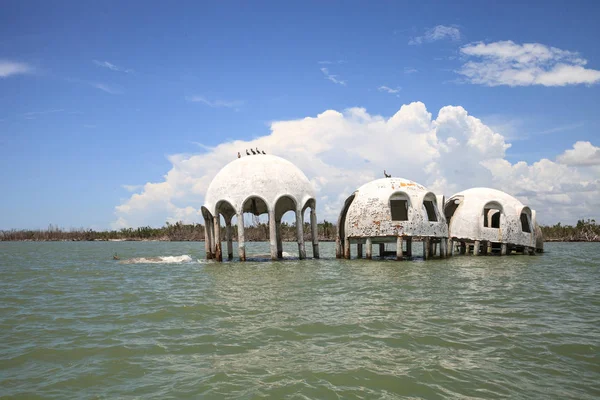 Gulf Coast Florida Cape Romano kubbe evi harabeye üzerinde mavi gökyüzü