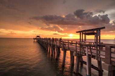Yaz aylarında Gulf Coast of Naples, Florida Napoli iskelede üzerine pembe ve mor günbatımı.