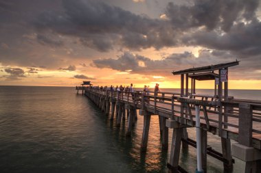 Yaz aylarında Gulf Coast of Naples, Florida Napoli iskelede üzerine pembe ve mor günbatımı.