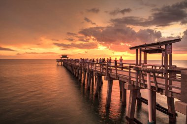 Yaz aylarında Gulf Coast of Naples, Florida Napoli iskelede üzerine pembe ve mor günbatımı.