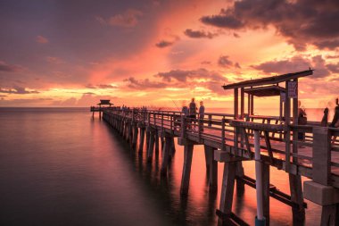 Yaz aylarında Gulf Coast of Naples, Florida Napoli iskelede üzerine pembe ve mor günbatımı.