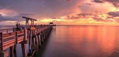 Yaz aylarında Gulf Coast of Naples, Florida Napoli iskelede üzerine pembe ve mor günbatımı.