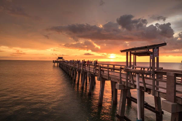 Yaz aylarında Gulf Coast of Naples, Florida Napoli iskelede üzerine pembe ve mor günbatımı.