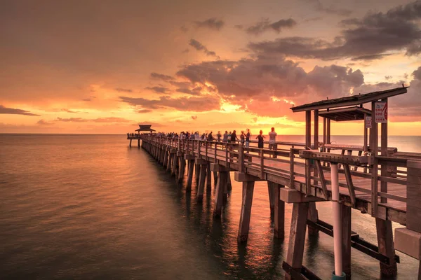 Ροζ Και Μοβ Ηλιοβασίλεμα Πάνω Από Pier Νάπολη Της Φλόριντα — Φωτογραφία Αρχείου