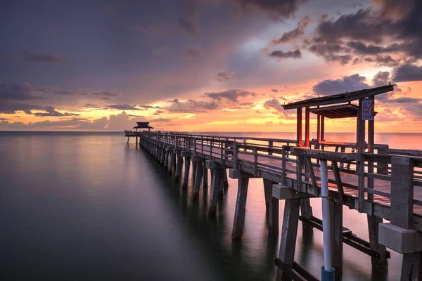 Yaz aylarında Gulf Coast of Naples, Florida Napoli iskelede üzerine pembe ve mor günbatımı.