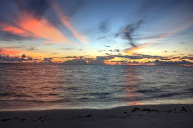 Naples, Florida Vanderbilt Plajı'nda Okyanusu günbatımı