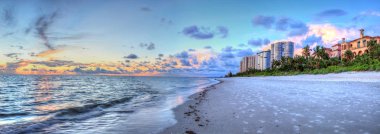Naples, Florida Vanderbilt Plajı'nda Okyanusu günbatımı