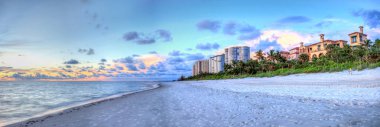Naples, Florida Vanderbilt Plajı'nda Okyanusu günbatımı