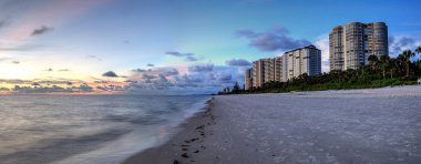 Naples, Florida Vanderbilt Plajı'nda Okyanusu günbatımı