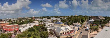Key West, Florida Old Town bölümü okyanusun mesafe ile havadan görünümü.
