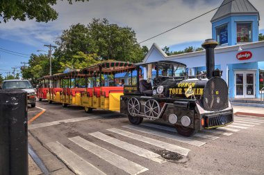Key West, Florida, ABD - 1 Eylül 2018: Conch Key West, Florida sokaklarda tur tren. Editoryal kullanım için.