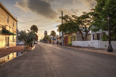 Key West, Florida, ABD - 1 Eylül 2018: Yazlık eski kasaba Key West, Florida cadde boyunca. Editoryal kullanım için.
