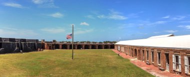 Fort Zachary Taylor Key West, Florida, 1845'te inşa edilmiş ve Dünya Savaşı ve ikinci Dünya Savaşı insanlı kıyı şeridi görünümü.