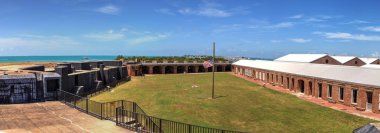 Fort Zachary Taylor Key West, Florida, 1845'te inşa edilmiş ve Dünya Savaşı ve ikinci Dünya Savaşı insanlı kıyı şeridi görünümü.