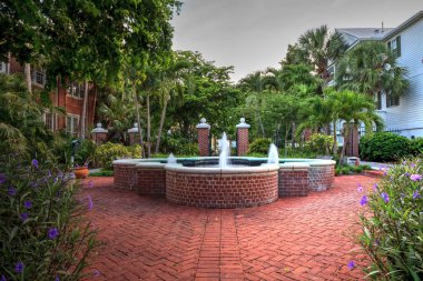 Key West, Florida, ABD - 1 Eylül 2018: Truman Beyaz Saray önünde Key West, Florida'nın bahçesinde büyük bir çeşme ile