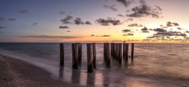 Port Royal Beach iskelede batımında Naples, Florida harap kalıntıları