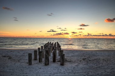 Port Royal Beach iskelede batımında Naples, Florida harap kalıntıları