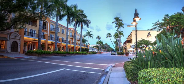Amanecer sobre las tiendas a lo largo de la calle 5 en Old Naples, Florida . — Foto de Stock