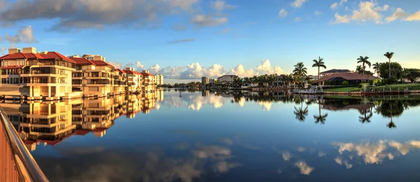 Réflexion dans l'eau des bâtiments le long du village de Veneti — Photo