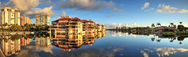 Reflexión Agua Los Edificios Largo Aldea Bahía Veneciana Nápoles Florida — Foto de Stock
