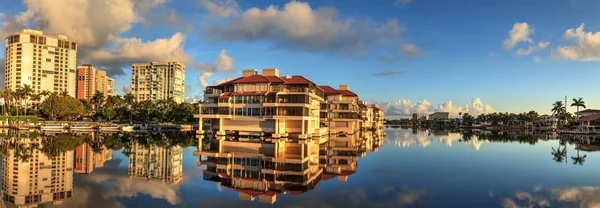Reflexión en el agua de los edificios a lo largo de la aldea en Venetian Bay — Foto de Stock