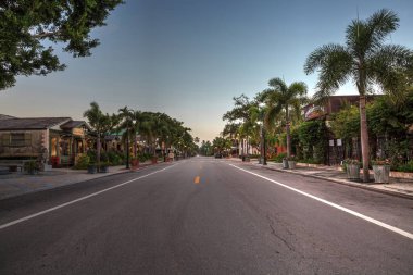 Napoli, Florida, ABD - 22 Eylül 2018: Eski Napoli, Florida 'daki Üçüncü Cadde alışveriş bölgesinde gün doğumu.