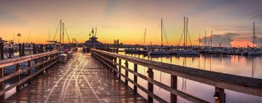 Napoli, Florida, ABD - 22 Eylül 2018 Napoli Şehir Limanı üzerinde gün doğumu, Florida.