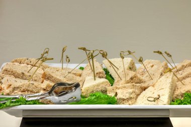 Ton balıklı sandviç tunafish, mayo ve kepekli ekmek bir açık büfe üzerinde turşu ile yapılan.