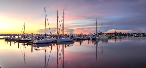 Salida del sol sobre un puerto tranquilo en la vieja Nápoles, Florida — Foto de Stock
