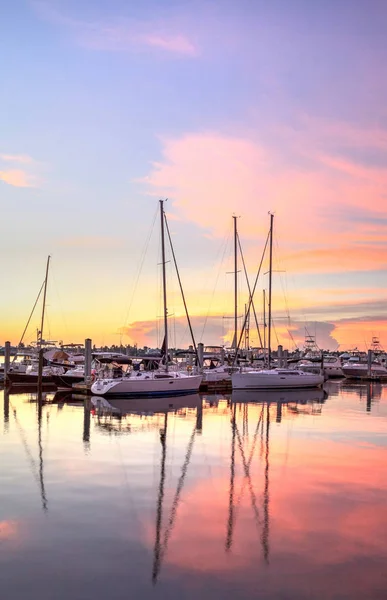 Sonnenaufgang über einem ruhigen Hafen in alten Neapel, Florida — Stockfoto