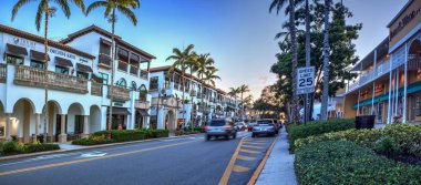 Naples, Florida, ABD - 16 Eylül 2018: Sunset mağazaları eski Naples, Florida 5 cadde boyunca üzerinden.