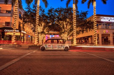 Naples, Florida, ABD - 16 Eylül 2018: Sunset 5 nerede Tin şehir nezaket olan yakındaki otobüs durakları eski Naples, Florida Caddesi üzerinde pırıltılı beyaz ışıkları Napoli oyuncular Halk Tiyatrosu çevresinde üzerinde