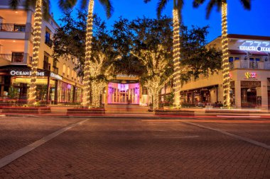 Naples, Florida, ABD - 16 Eylül 2018: Sunset 5 nerede Tin şehir nezaket olan yakındaki otobüs durakları eski Naples, Florida Caddesi üzerinde pırıltılı beyaz ışıkları Napoli oyuncular Halk Tiyatrosu çevresinde üzerinde