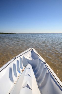 Marco Island, Florida Tigertail Beach yakınındaki kıyı şeridi boyunca su yoluyla kayık kayar.