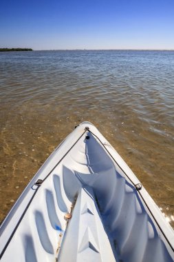 Marco Island, Florida Tigertail Beach yakınındaki kıyı şeridi boyunca su yoluyla kayık kayar.