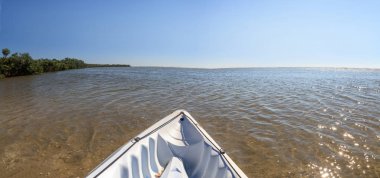 Marco Island, Florida Tigertail Beach yakınındaki kıyı şeridi boyunca su yoluyla kayık kayar.
