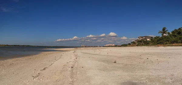 Bílý písek pláže nedaleko Tigertail Beach na Marco Islane — Stock fotografie