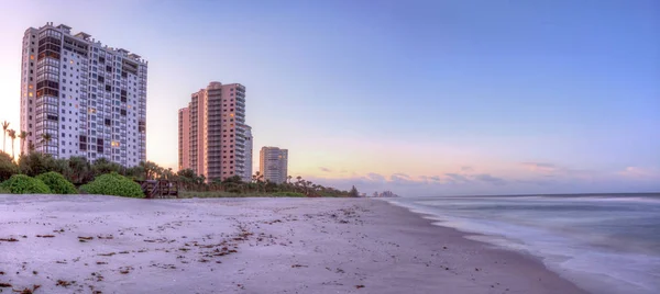 Salida del sol sobre la arena blanca de Vanderbilt Beach en Nápoles — Foto de Stock