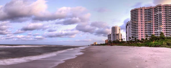 Sonnenaufgang über dem weißen Sand von Vanderbilt Beach in Neapel — Stockfoto