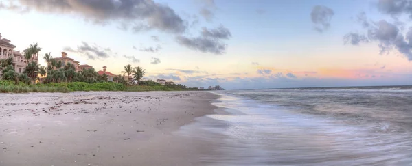 Sonnenaufgang über dem weißen Sand von Vanderbilt Beach in Neapel — Stockfoto