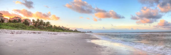 Lever de soleil sur le sable blanc de la plage de Vanderbilt à Naples — Photo