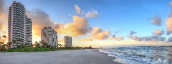 Sonnenaufgang über dem weißen Sand von Vanderbilt Beach in Neapel — Stockfoto