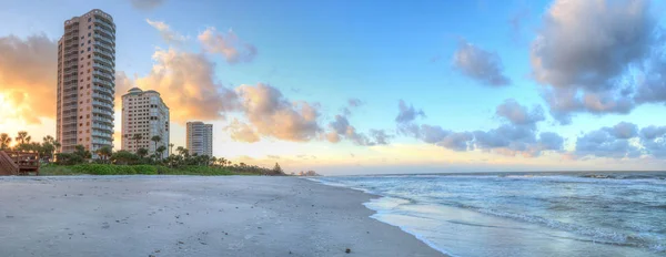 Alba sulla sabbia bianca della spiaggia di Vanderbilt a Napoli — Foto Stock