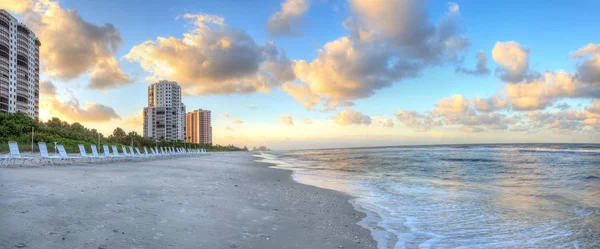 Sonnenaufgang über dem weißen Sand von Vanderbilt Beach in Neapel — Stockfoto