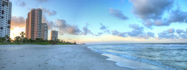 Napoli Vanderbilt plaj beyaz kum üzerinde gündoğumu — Stok fotoğraf