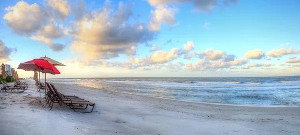 Sunrise over the white sand of Vanderbilt Beach in Naples — Stock Photo, Image