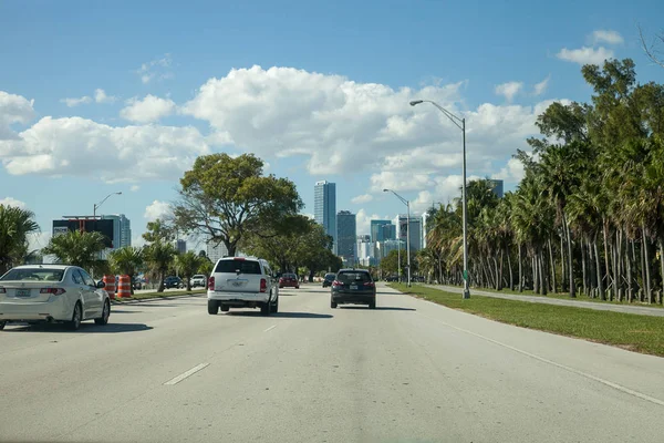 Autobahn entlang der Skyline von Miami, Florida mitten in der Stadt — Stockfoto
