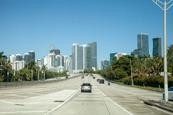 Autopista a lo largo de Skyline de Miami, Florida en el espesor de la ciudad — Foto de Stock