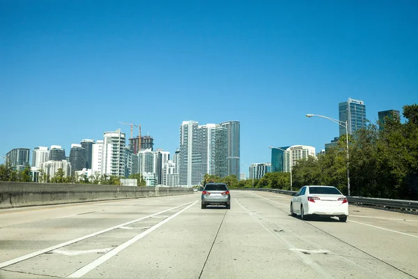 Autopista a lo largo de Skyline de Miami, Florida en el espesor de la ciudad — Foto de Stock