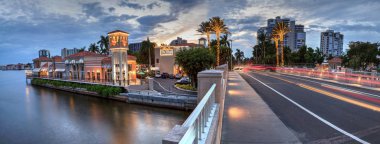 Naples, Florida, Amerika Birleşik Devletleri - 3 Kasım 2018: Noel ışıkları Venedik Körfezi Naples, Florida köyün renkli mağazaları üzerinden günbatımı kızdırma. Editoryal kullanım.